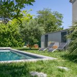 piscine exterieure enterrée avec jardin verdoyant