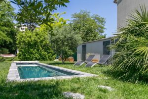 piscine exterieure enterrée avec jardin verdoyant