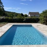 Piscine enterrée avec terrasse et volet immergé