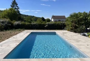 Piscine enterrée avec terrasse et volet immergé